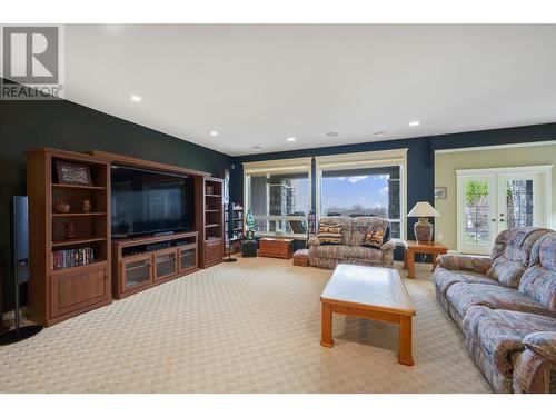 659 Arbor View Drive, Kelowna, BC - Indoor Photo Showing Living Room