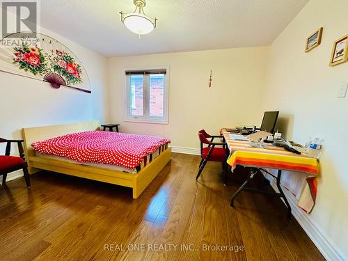 18 Henricks Crescent, Richmond Hill, ON - Indoor Photo Showing Bedroom