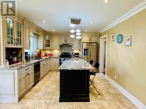 18 Henricks Crescent, Richmond Hill, ON - Indoor Photo Showing Kitchen With Upgraded Kitchen