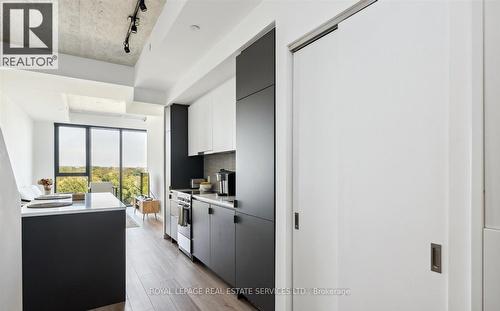 Ph807 - 7 Smith Crescent, Toronto, ON - Indoor Photo Showing Kitchen