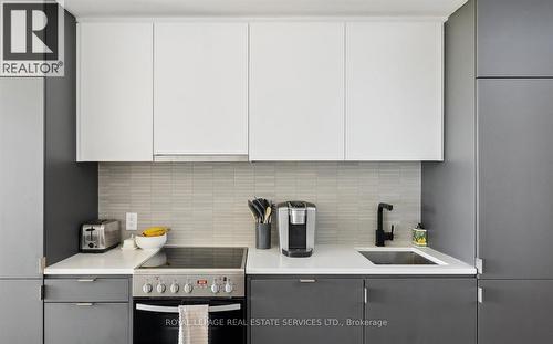 Ph807 - 7 Smith Crescent, Toronto, ON - Indoor Photo Showing Kitchen