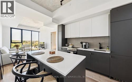 Ph807 - 7 Smith Crescent, Toronto, ON - Indoor Photo Showing Kitchen