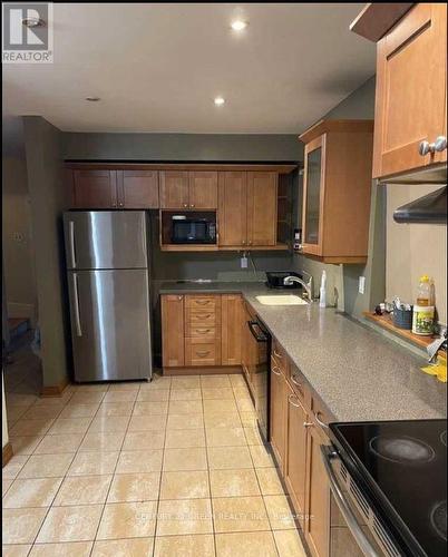 3277 Capricorn Crescent, Mississauga, ON - Indoor Photo Showing Kitchen