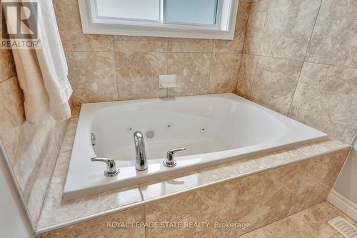 920 Stone Church Road E, Hamilton, ON - Indoor Photo Showing Bathroom