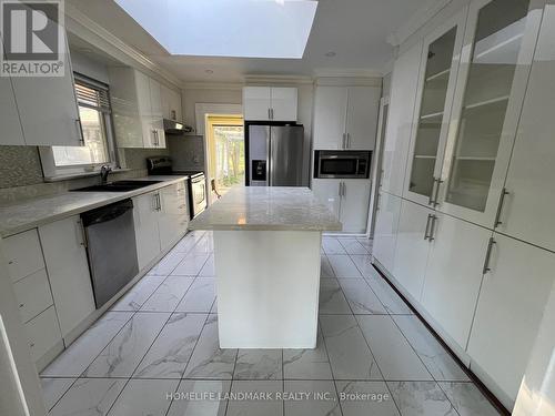 200 Gormley Road W, Richmond Hill, ON - Indoor Photo Showing Kitchen With Double Sink