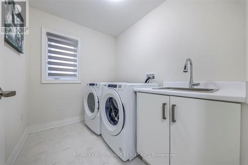 132 Carriage Shop Bend, East Gwillimbury, ON - Indoor Photo Showing Laundry Room