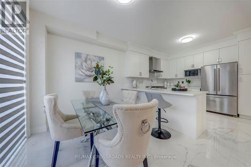 132 Carriage Shop Bend, East Gwillimbury, ON - Indoor Photo Showing Kitchen With Upgraded Kitchen