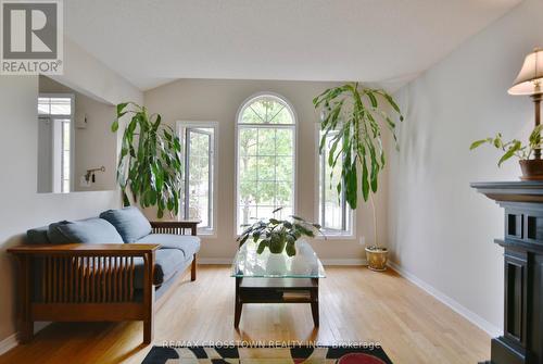 22 Nicholson Drive, Barrie, ON - Indoor Photo Showing Living Room