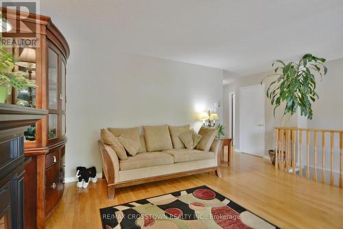 22 Nicholson Drive, Barrie, ON - Indoor Photo Showing Living Room