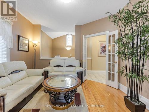 73 Baybrook Road, Brampton, ON - Indoor Photo Showing Living Room