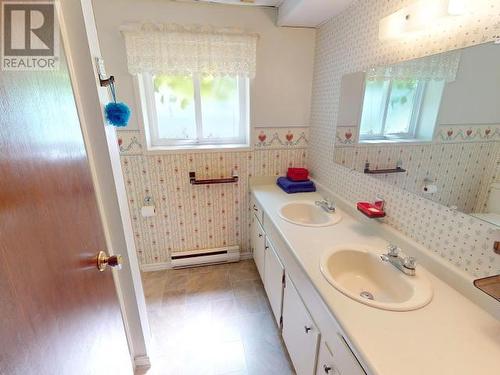 7342 Field Street, Powell River, BC - Indoor Photo Showing Bathroom