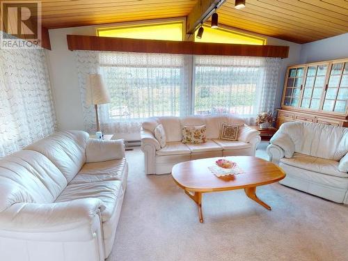 7342 Field Street, Powell River, BC - Indoor Photo Showing Living Room