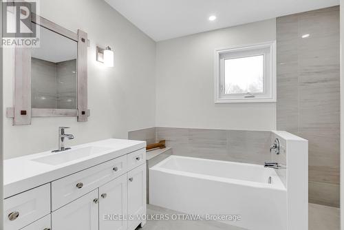 8301 Albert Bouwers Circle, Ottawa, ON - Indoor Photo Showing Bathroom