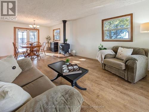 101 Salem Road, South Bruce Peninsula, ON - Indoor Photo Showing Living Room