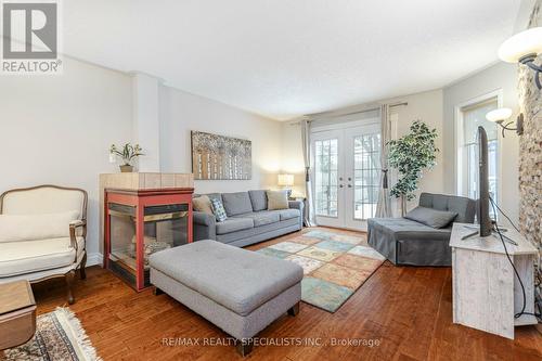 340 Sardinia Drive, Mississauga, ON - Indoor Photo Showing Living Room