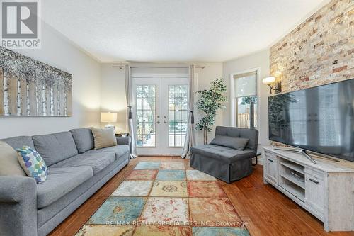 340 Sardinia Drive, Mississauga, ON - Indoor Photo Showing Living Room