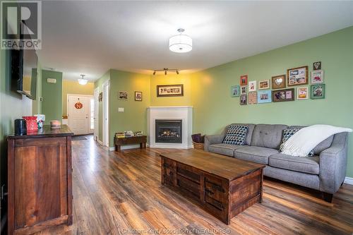 83 Smithfield Circle, Chatham, ON - Indoor Photo Showing Living Room With Fireplace