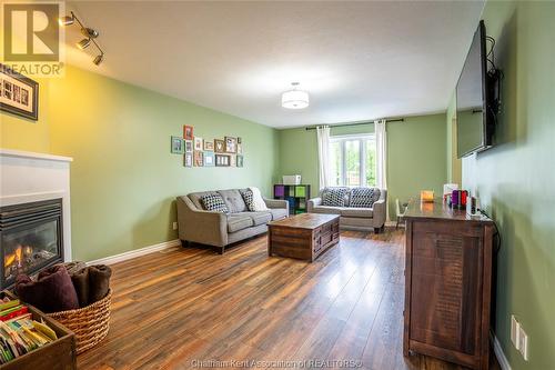 83 Smithfield Circle, Chatham, ON - Indoor Photo Showing Living Room With Fireplace