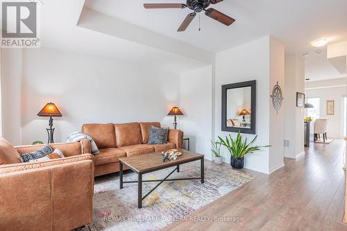 9 - 279 Danzatore Path, Oshawa (Windfields), ON - Indoor Photo Showing Living Room