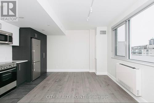 708 - 11 Walmer Street, Toronto, ON - Indoor Photo Showing Kitchen