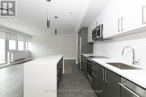 708 - 11 Walmer Street, Toronto, ON - Indoor Photo Showing Kitchen With Upgraded Kitchen