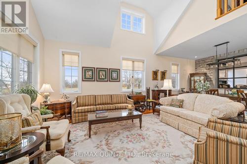 369 Road 7051, Frontenac Islands (The Islands), ON - Indoor Photo Showing Living Room