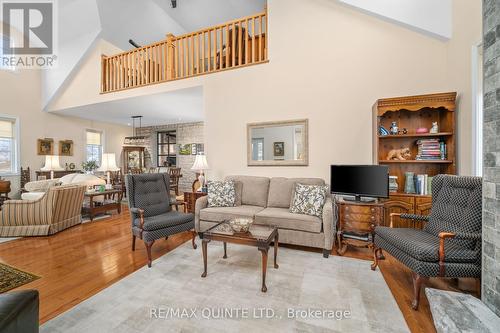 369 Road 7051, Frontenac Islands (The Islands), ON - Indoor Photo Showing Living Room