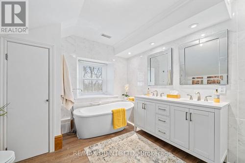 369 Road 7051, Frontenac Islands (The Islands), ON - Indoor Photo Showing Bathroom