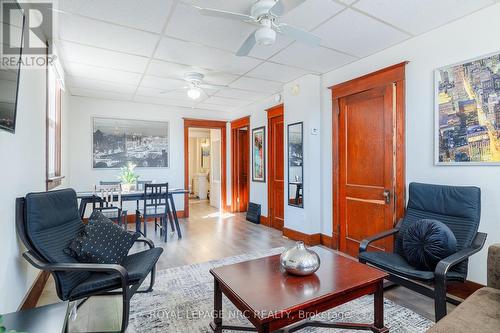 6145 Main Street, Niagara Falls (216 - Dorchester), ON - Indoor Photo Showing Living Room