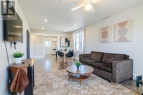 6145 Main Street, Niagara Falls (216 - Dorchester), ON - Indoor Photo Showing Living Room