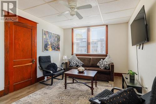 6145 Main Street, Niagara Falls (216 - Dorchester), ON - Indoor Photo Showing Living Room