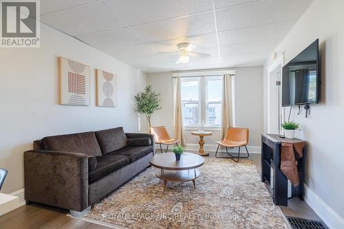 6145 Main Street, Niagara Falls (216 - Dorchester), ON - Indoor Photo Showing Living Room