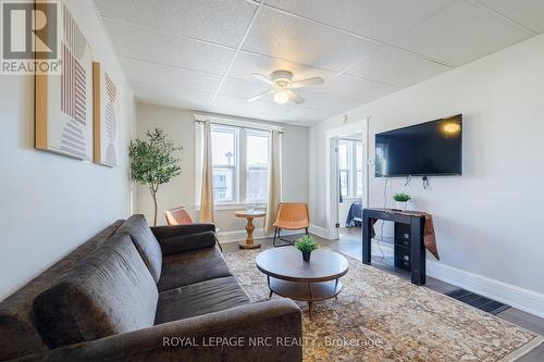 6145 Main Street, Niagara Falls (216 - Dorchester), ON - Indoor Photo Showing Living Room