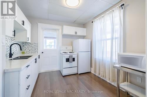 6145 Main Street, Niagara Falls (216 - Dorchester), ON - Indoor Photo Showing Kitchen With Double Sink