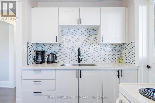 6145 Main Street, Niagara Falls (216 - Dorchester), ON - Indoor Photo Showing Kitchen