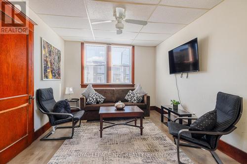 6145 Main Street, Niagara Falls (216 - Dorchester), ON - Indoor Photo Showing Living Room