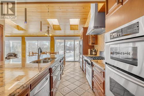 55 Hillside Avenue, Vaughan, ON - Indoor Photo Showing Kitchen With Double Sink With Upgraded Kitchen