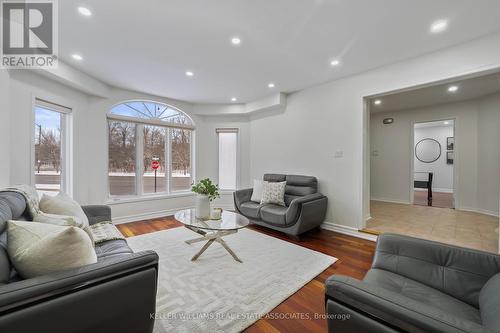 3543 Trelawny Circle, Mississauga, ON - Indoor Photo Showing Living Room