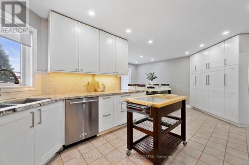 3543 Trelawny Circle, Mississauga, ON - Indoor Photo Showing Kitchen With Upgraded Kitchen