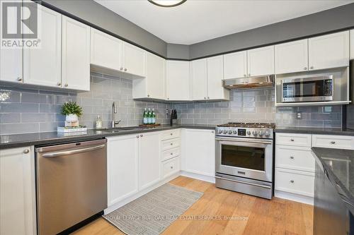 5160 Ridgewell Road E, Burlington, ON - Indoor Photo Showing Kitchen With Upgraded Kitchen