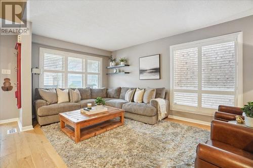 5160 Ridgewell Road E, Burlington, ON - Indoor Photo Showing Living Room