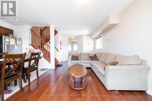 57 - 25 Southwoods Crescent, Barrie, ON - Indoor Photo Showing Living Room