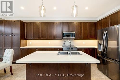 537 Grant Way, Milton, ON - Indoor Photo Showing Kitchen With Double Sink With Upgraded Kitchen