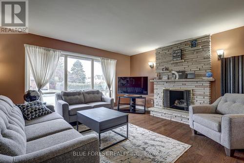 157 Victoria Street N, Woodstock (Woodstock - North), ON - Indoor Photo Showing Living Room With Fireplace