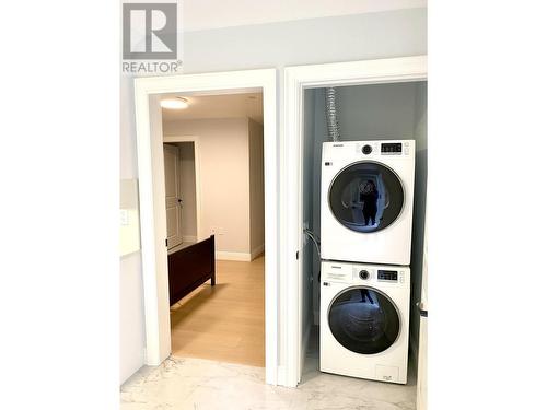 Basement Unit 3250 W 26Th Avenue, Vancouver, BC - Indoor Photo Showing Laundry Room