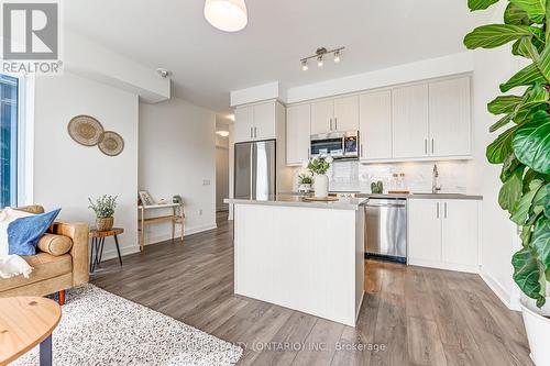 609 - 95 Oneida Crescent, Richmond Hill, ON - Indoor Photo Showing Kitchen With Upgraded Kitchen