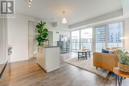 609 - 95 Oneida Crescent, Richmond Hill, ON - Indoor Photo Showing Living Room