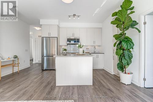 609 - 95 Oneida Crescent, Richmond Hill, ON - Indoor Photo Showing Kitchen With Upgraded Kitchen