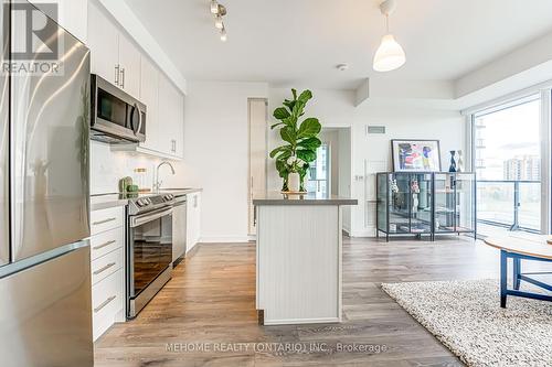 609 - 95 Oneida Crescent, Richmond Hill, ON - Indoor Photo Showing Kitchen