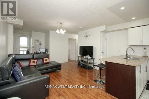 501 - 7405 Goreway Drive, Mississauga, ON - Indoor Photo Showing Living Room